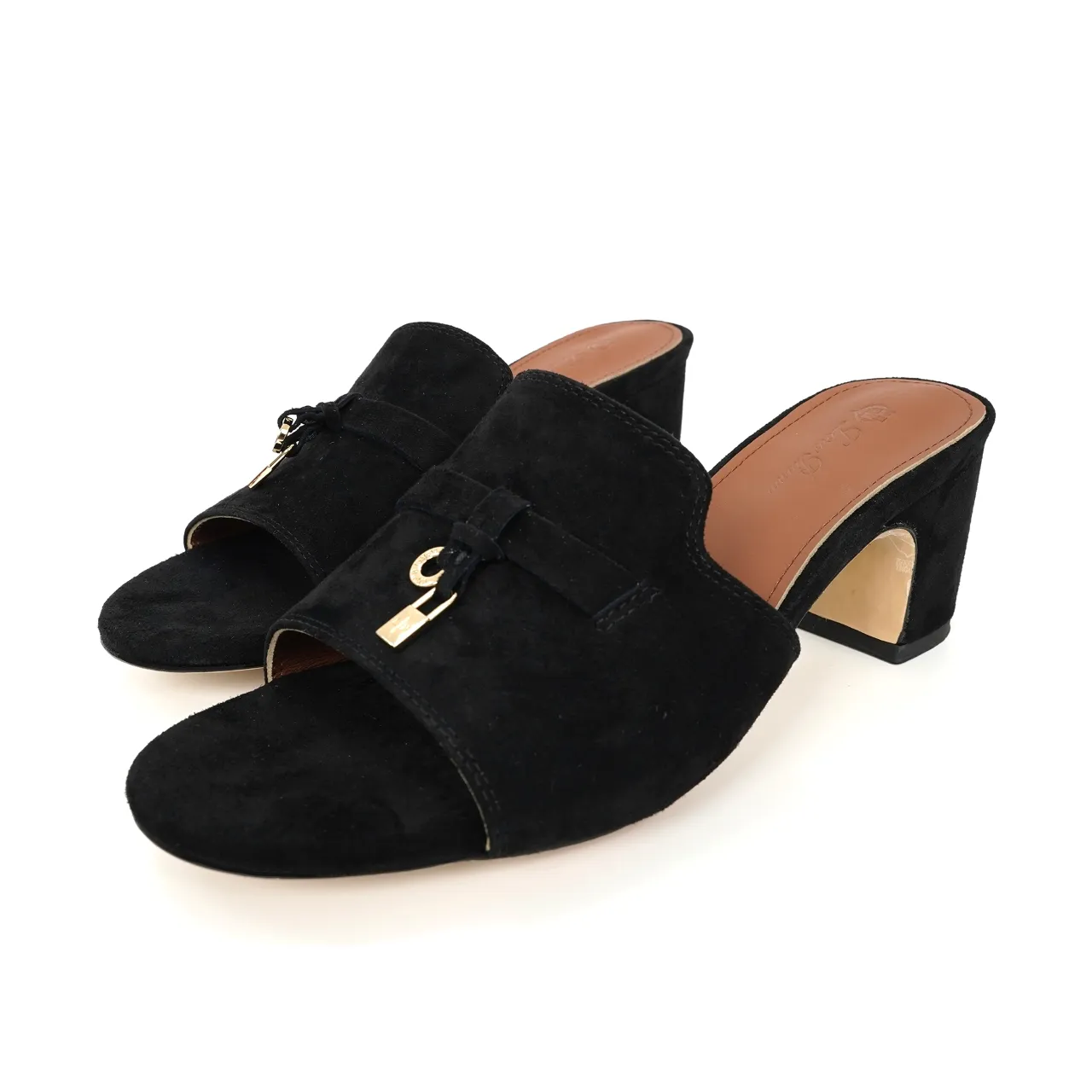 👟👟Ex-factory price 440👟👟 Genuine leather sole +30 suede sheepskin slippers with a strap decorated with Loro Piana My Charms charms and decorated with tone-on-tone stitching. Sophisticated and feminine, it pairs well with both city and resort looks. For those looking for an elegant upgrade, the summer glamor slipper is known for its slim open-back silhouette. size: 35-44 (custom-made sizes 43 and 44 are non-returnable) Upper: imported suede sheep leather (sheep), cowhide ostrich pattern, cowhide snake pattern Lining: imported high-grade mixed sheep silk Heel height: 5.5CM